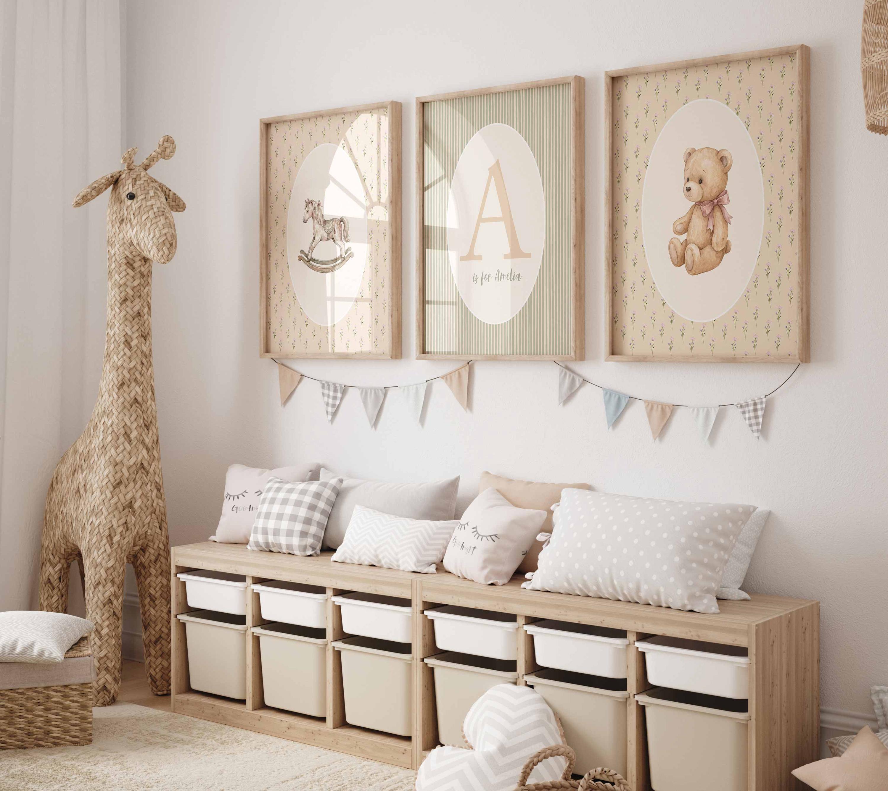 Letrero con nombre para niña, láminas para guardería, decoración vintage para cuarto de juegos, lámina de caballito balancín, decoración personalizada para habitación infantil, inicial de bebé en verde salvia y rosa Imagen secundaria del producto