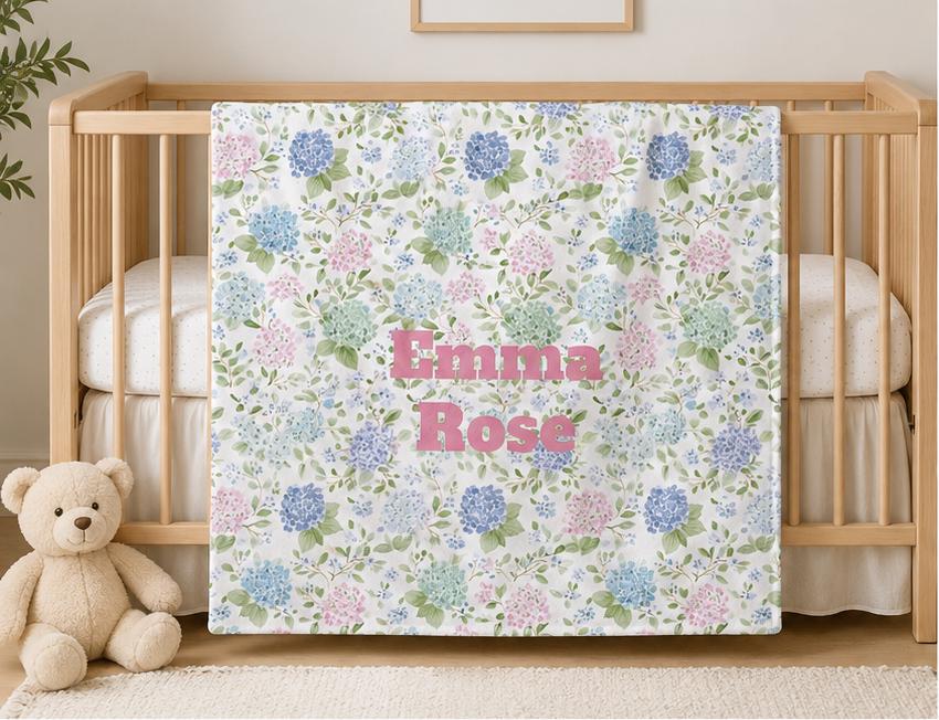 Manta con nombre de hortensias (estampado a dos caras), decoración de dormitorio infantil, manta costera preppy, regalo de manta personalizada con flores rosas y azules, bienvenida de bebé Imagen secundaria del producto