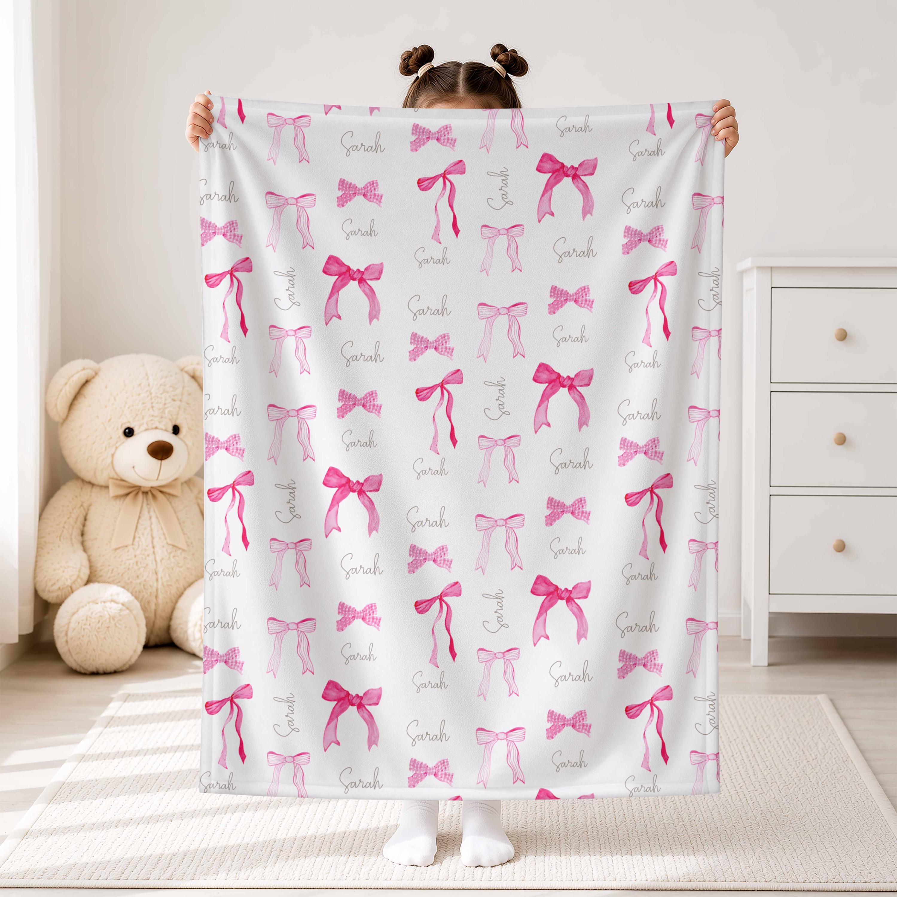 Manta personalizada de bebé con lazo rosa, manta con nombre personalizado, manta para guardería de niñas, regalo de bebé estilo coquette, regalo de baby shower, decoración para dormitorio de niños pequeños Imagen secundaria del producto