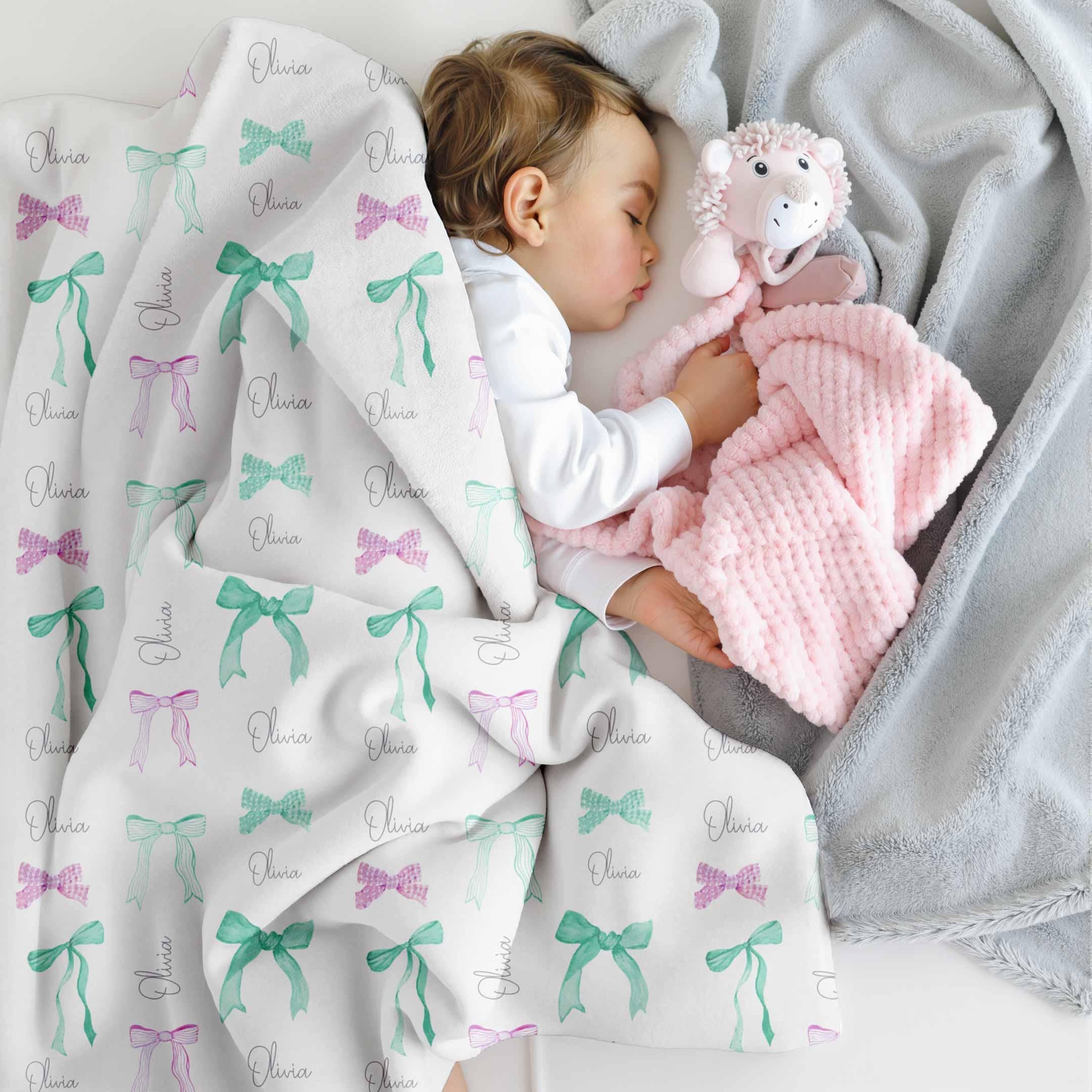 Manta con nombre personalizado, manta con lazo verde y rosa, regalo personalizado para bebé niña, regalo para recién nacido, regalos de Navidad para niños pequeños, estética coquette Imagen secundaria del producto