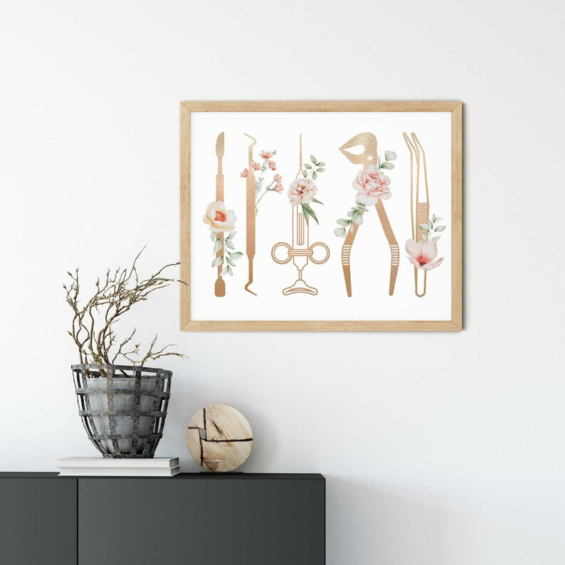 Landscape dental tools print in a wooden frame above a sideboard Imagen principal del producto